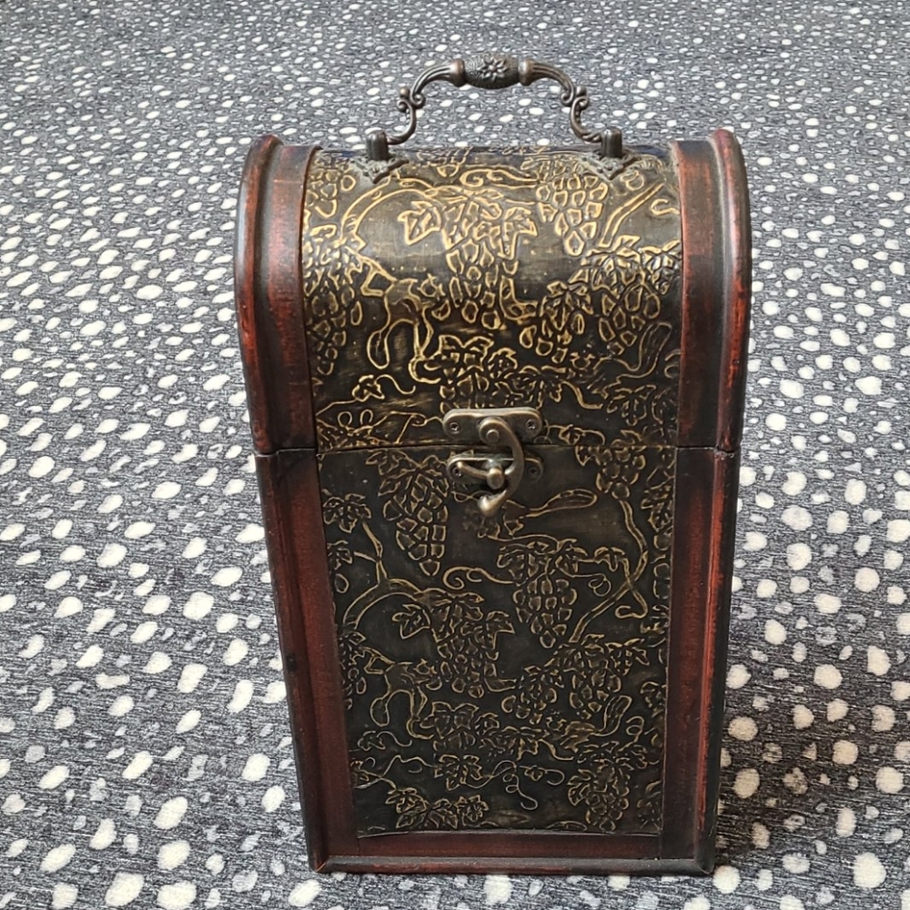 Beautiful wine/storage box